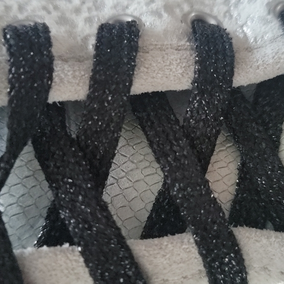 Sneakers - Picture 4 of 5